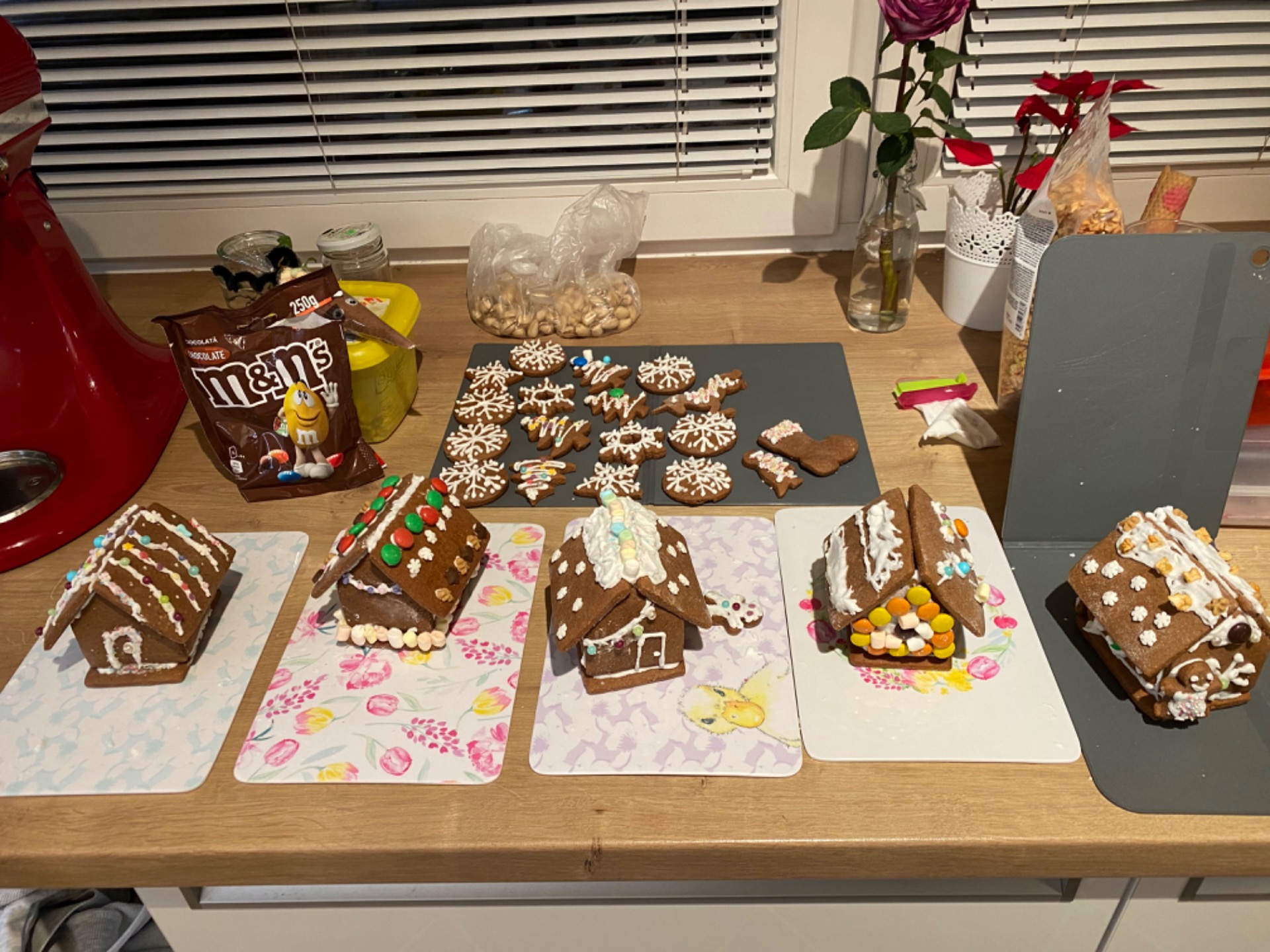 お友達まで呼んでみんなで作ったり。（だから準備大変なのよ）